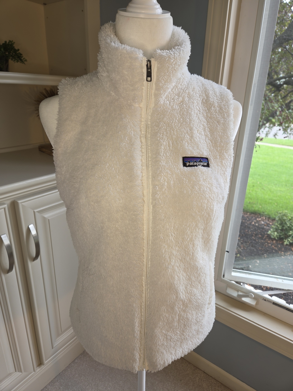 Patagonia Women's White Fleece Vest - Cozy Zip-Up, Mediuim